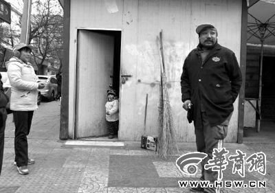 由于沒人照看，爸爸媽媽干活時(shí)帶著兩歲多的小韓靈  本報(bào)記者 董國梁 攝 