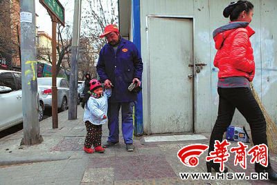 由于沒人照看，爸爸媽媽干活時(shí)帶著兩歲多的小韓靈  本報(bào)記者 董國梁 攝 